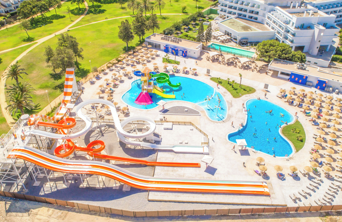 //www.jet2holidays.com/-/media/assets/product images - custom overview groups/xry/xry_87684_alegria_costa_ballena_aquafun_0624_15 v_689x448.jpg